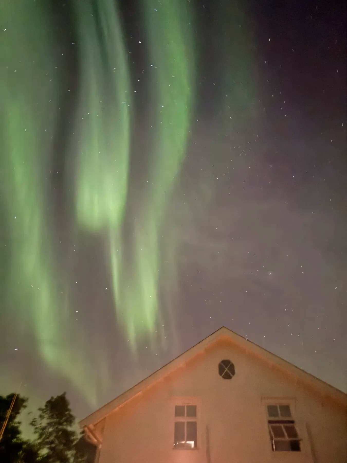 Nordlysstriper over gavlen på hovedhuset
