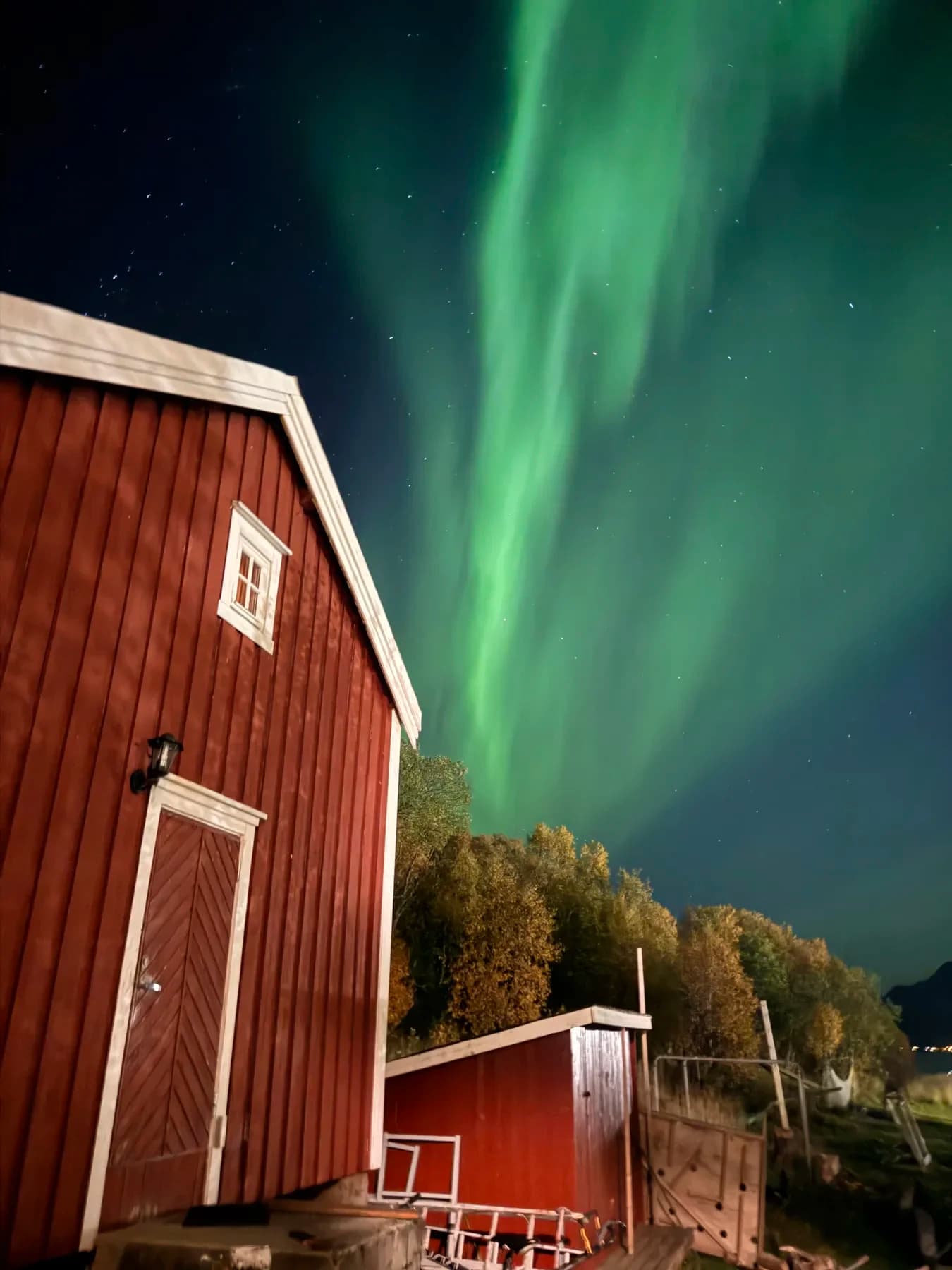 Nordlys over den røde låven