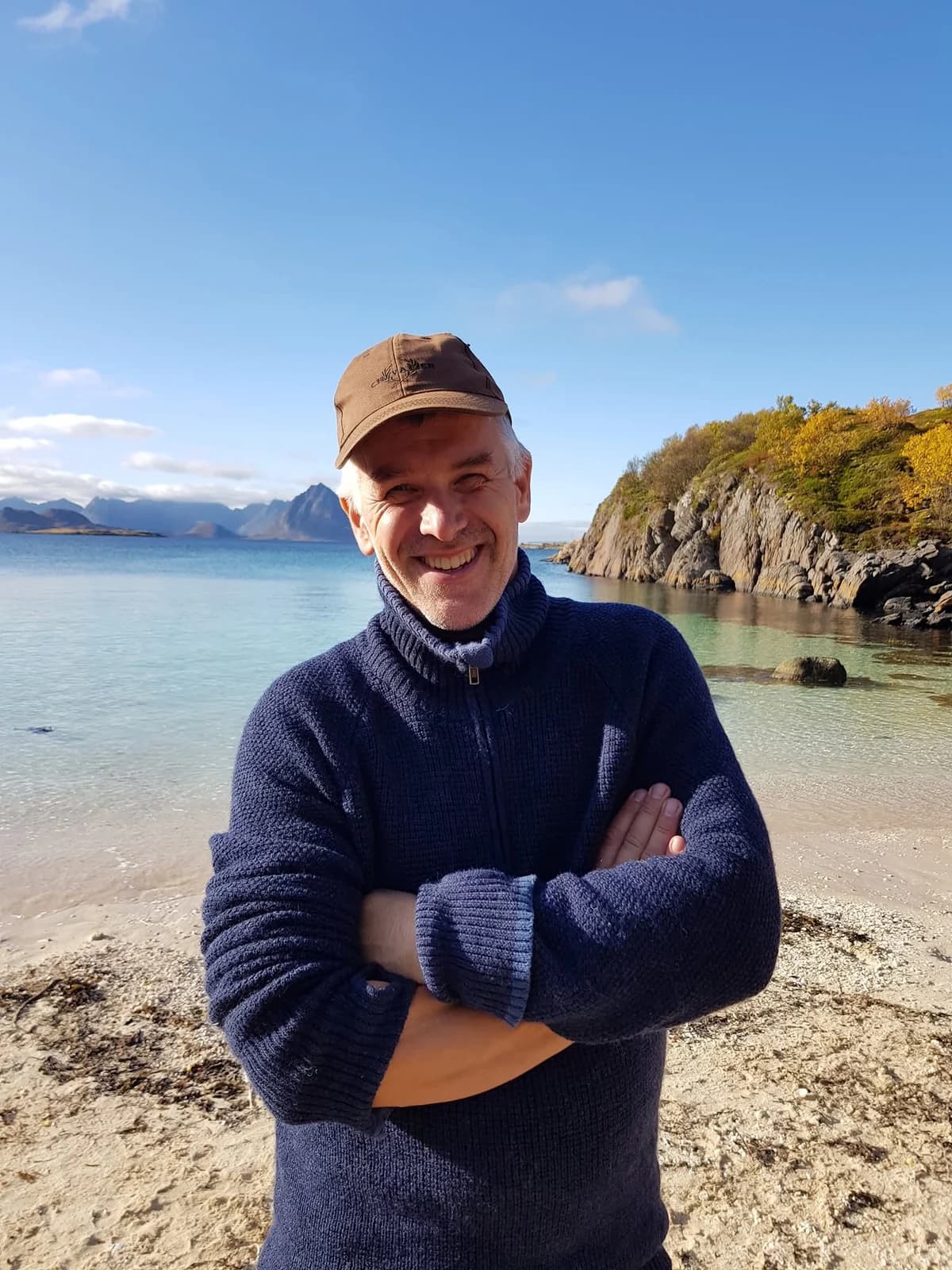 Geir Arne Haughom på stranda ved Skogsøya