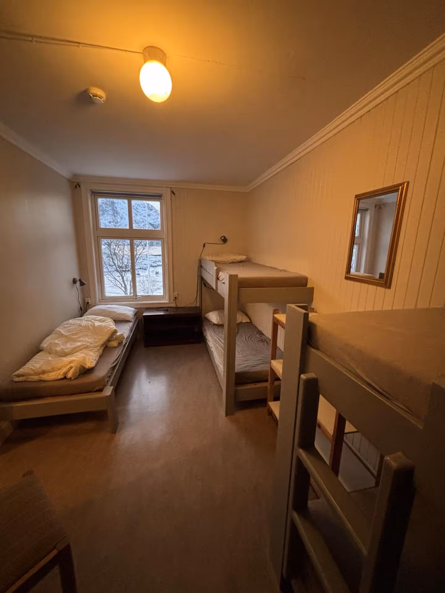 Soverom med enkeltseng og køyeseng