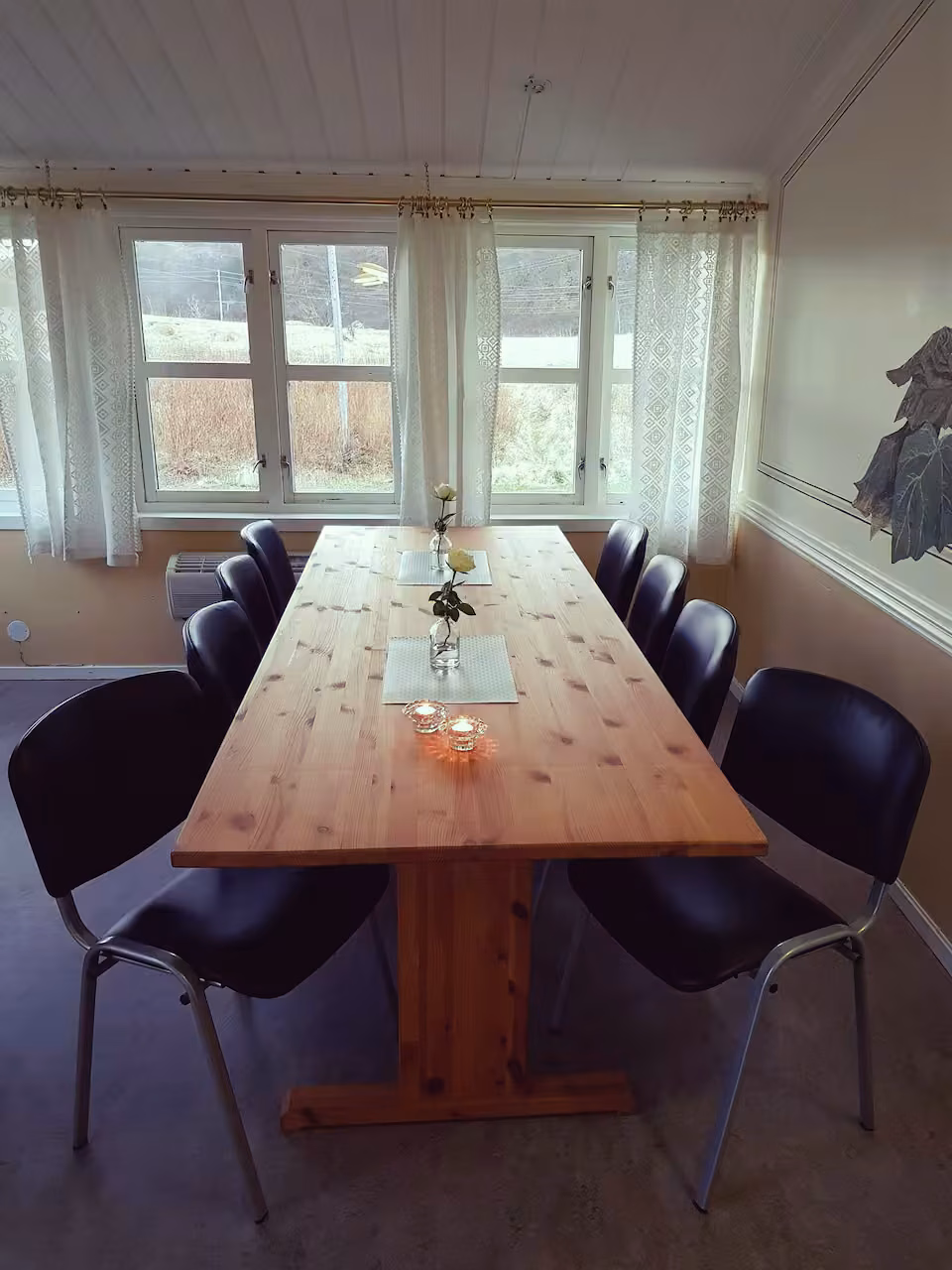 Tre-langbord oppdekt med stearinlys