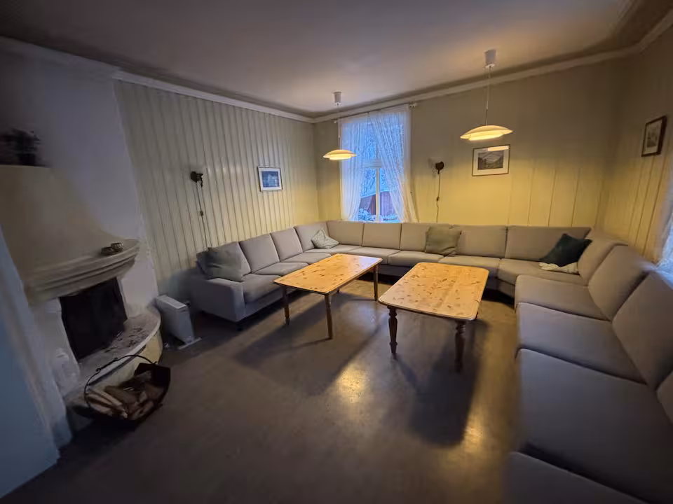 Stua med peis og sofa-grupperinger
