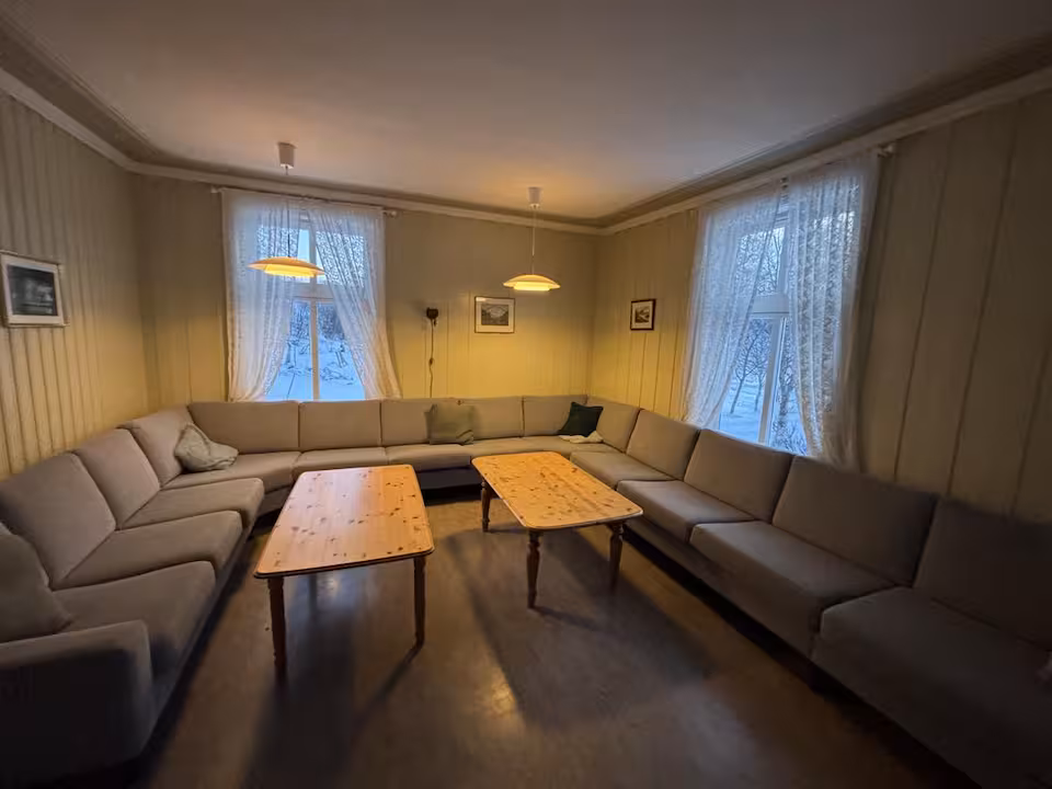 Stor stue med rektangulær sofa-gruppering