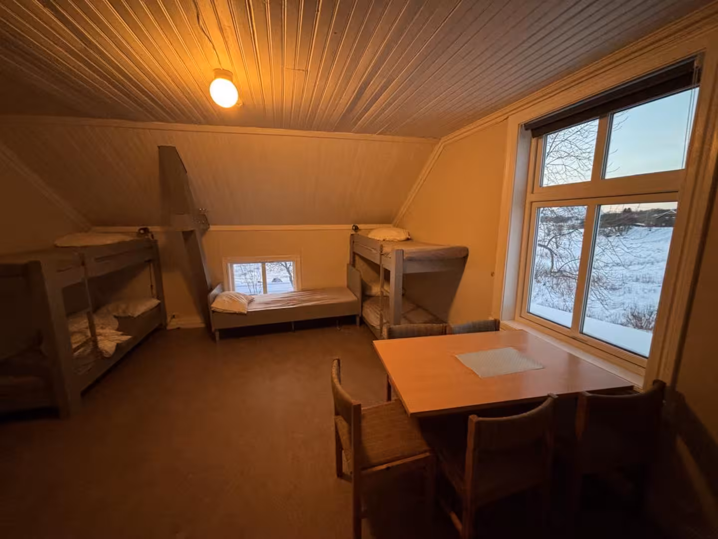 Stort loft med flere senger og stort vindu