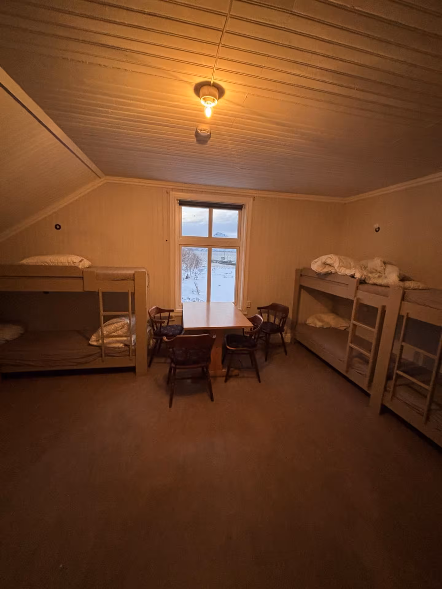 Loftsrom med tre køyesenger og bord
