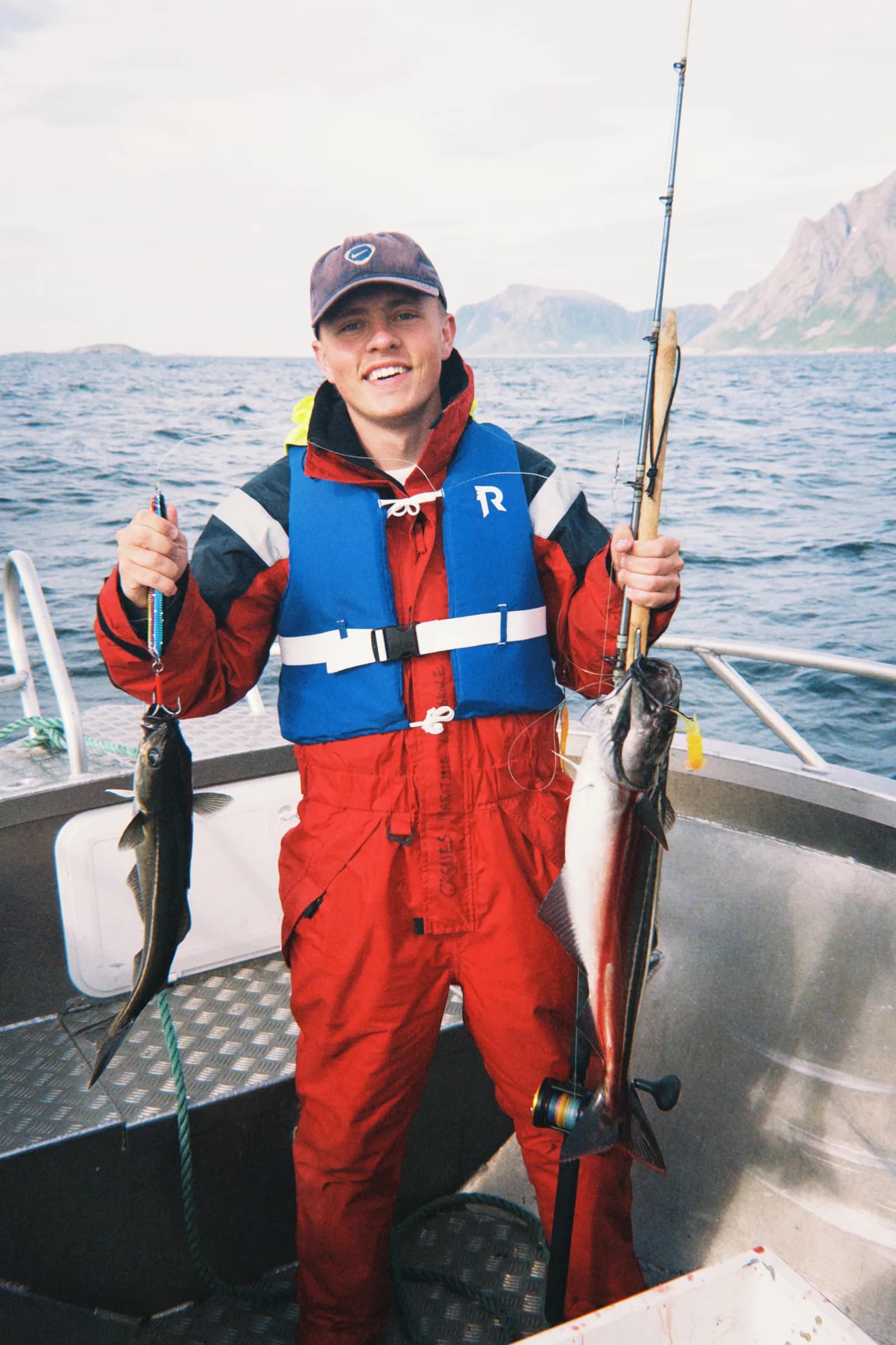 Elev viser fram fiskefangst fra båtturen