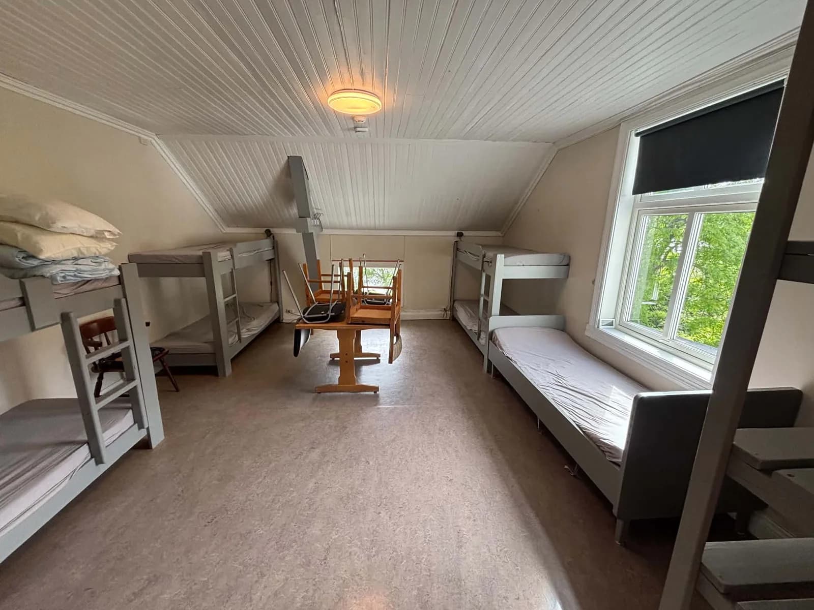 Loftsrom med køyesenger og store vinduer