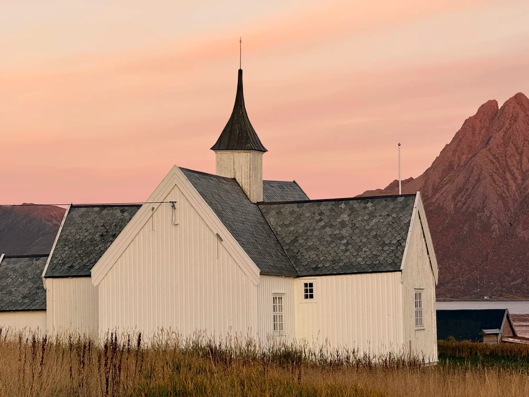 Øksnes kirke i kveldslys